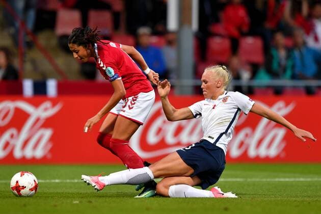 Fußball, Frauen EM, Norwegen - Dänemark SOCCER - UEFA EURO EM Europameisterschaft Fussball 2017, NOR vs DEN DEVENTER,NETHERLANDS,24.JUL.17 - WOMEN SOCCER - UEFA Women s European Championship EM Europameisterschaft 2017, Group A, Norway vs Denmark. Image shows Nadia Nadim (DEN) and Maria Thorisdottir (NOR). GEPAxpictures xFlorianxErtl