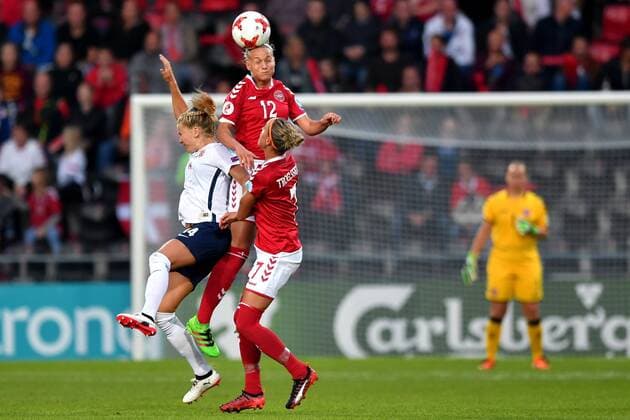 Fußball, Frauen EM, Norwegen - Dänemark SOCCER - UEFA EURO EM Europameisterschaft Fussball 2017, NOR vs DEN DEVENTER,NETHERLANDS,24.JUL.17 - WOMEN SOCCER - UEFA Women s European Championship EM Europameisterschaft 2017, Group A, Norway vs Denmark. Image shows Ada Hegerberg (NOR), Stine Larsen and Sanne Troelsgaard (DEN). GEPAxpictures xFlorianxErtl