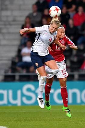 Fußball, Frauen EM, Norwegen - Dänemark SOCCER - UEFA EURO EM Europameisterschaft Fussball 2017, NOR vs DEN DEVENTER,NETHERLANDS,24.JUL.17 - WOMEN SOCCER - UEFA Women s European Championship EM Europameisterschaft 2017, Group A, Norway vs Denmark. Image shows Ada Hegerberg (NOR) and Stine Larsen (DEN). GEPAxpictures xFlorianxErtl