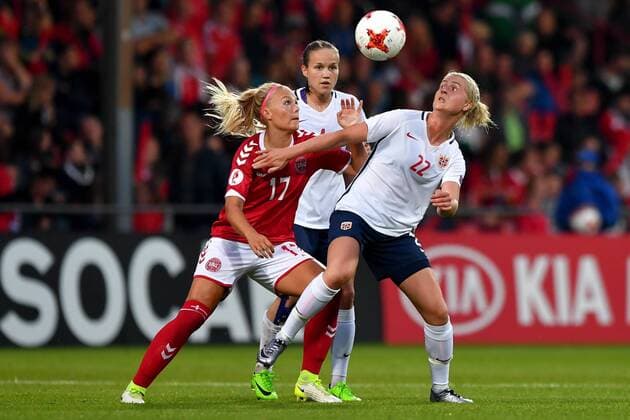 Fußball, Frauen EM, Norwegen - Dänemark SOCCER - UEFA EURO EM Europameisterschaft Fussball 2017, NOR vs DEN DEVENTER,NETHERLANDS,24.JUL.17 - WOMEN SOCCER - UEFA Women s European Championship EM Europameisterschaft 2017, Group A, Norway vs Denmark. Image shows Line Jensen (DEN) and Ingrid Marie Spord (NOR). GEPAxpictures xFlorianxErtl