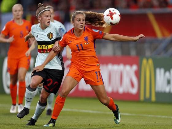 Fußball, Frauen EM, Belgien - Niederlande (L-R) Laura Deloose of Belgium women, Lieke Martens of Holland Women during the UEFA WEURO 2017 Group A group stage match between Belgium and The Netherlands at Koning Willem II stadium on July 24, 2017 in Tilburg, The Netherlands Women: Belgium v The Netherlands UEFA WEURO 2017 2017 2018 xVIxVIxImagesx xMauricexvanxSteenxIVx 8305252