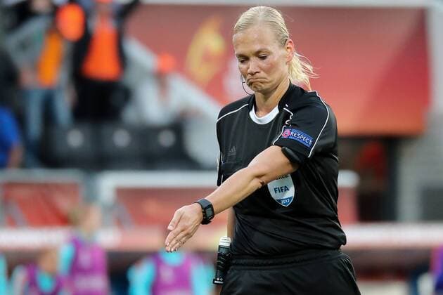 Bibiana Steinhaus (Schiedsrichterin, Deutschland) zeigt auf den Punkt, Elfmeter für die Niederlande (Holland), Fussball, UEFA Women s EURO 2017, Belgien - Niederlande, xozx