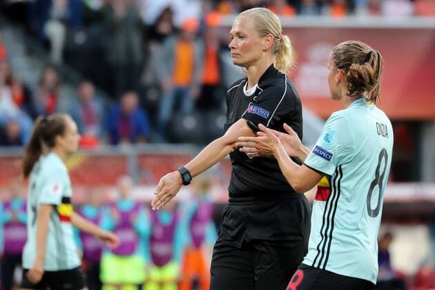 Bibiana Steinhaus (Schiedsrichterin, Deutschland) zeigt auf den Punkt, Elfmeter für die Niederlande (Holland), Fussball, UEFA Women s EURO 2017, Belgien - Niederlande, xozx