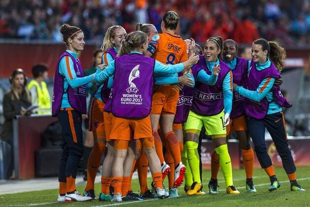 Fußball, Frauen EM, Belgien - Niederlande TILBURG - 24-07-2017. EK vrouwenvoetbal, Woman s Euro 2017, groepswedstrijd Belgie - Nederland. Sherida Spitse viert treffer met de bank. Belgie - Nederland  x1654706x
