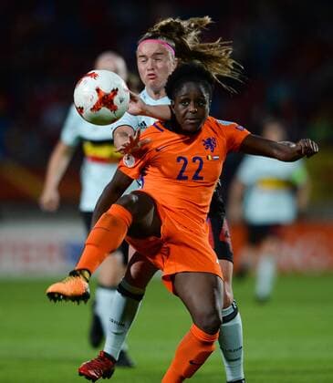 Fußball, Frauen EM, Belgien - Niederlande Dutch Liza van der Most and Belgium s Davinia Vanmechelen pictured in action during a soccer game between Belgian national women s soccer team Red Flames and The Netherlands, the third game in group A in the group stage of the Women s European Championship EM Europameisterschaft 2017 in the Netherlands, Monday 24 July 2017 in Tilburg, The Netherlands. DAVIDxCATRY  x05138152x