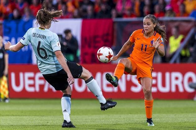 Fußball, Frauen EM, Belgien - Niederlande TILBURG - 24-07-2017. EK vrouwenvoetbal, Woman s Euro 2017, groepswedstrijd Belgie - Nederland. Duel met (L-R) Tine De Caigny en Lieke Martens. Belgie - Nederland  x1654819x