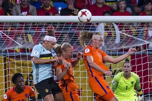 Fußball, Frauen EM, Belgien - Niederlande TILBURG - 24-07-2017. EK vrouwenvoetbal, Woman s Euro 2017, groepswedstrijd Belgie - Nederland. Kopduel met (L-R) Maud Coutereels en Anouk Dekker. Belgie - Nederland  x1654821x