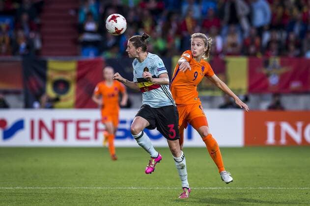 Fußball, Frauen EM, Belgien - Niederlande TILBURG - 24-07-2017. EK vrouwenvoetbal, Woman s Euro 2017, groepswedstrijd Belgie - Nederland. Kopduel met (L-R) Heleen Jaques en Vivianne Miedema. Belgie - Nederland  x1654822x