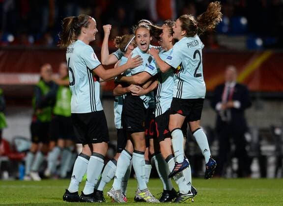 Fußball, Frauen EM, Belgien - Niederlande Belgium s Tessa Wullaert (C) celebrates with her teammates after winning a soccer game between Belgian national women s soccer team Red Flames and The Netherlands, the third game in group A in the group stage of the Women s European Championship EM Europameisterschaft 2017 in the Netherlands, Monday 24 July 2017 in Tilburg, The Netherlands. DAVIDxCATRY  x05138154x