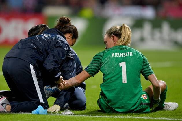 SOCCER - UEFA EURO EM Europameisterschaft Fussball 2017, NOR vs DEN DEVENTER,NETHERLANDS,24.JUL.17 - WOMEN SOCCER - UEFA Women s European Championship EM Europameisterschaft 2017, Group A, Norway vs Denmark. Image shows Ingrid Hjelmseth (NOR). Keywords: injury. GEPAxpictures xFlorianxErtl