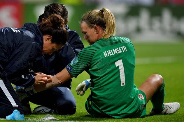 SOCCER - UEFA EURO EM Europameisterschaft Fussball 2017, NOR vs DEN DEVENTER,NETHERLANDS,24.JUL.17 - WOMEN SOCCER - UEFA Women s European Championship EM Europameisterschaft 2017, Group A, Norway vs Denmark. Image shows Ingrid Hjelmseth (NOR). Keywords: injury. GEPAxpictures xFlorianxErtl