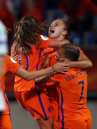 (L-R) Danielle van de Donk of Holland Women, Lieke Martens of Holland Women, Shanice van de Sanden of Holland Women during the UEFA WEURO 2017 Group A group stage match between Belgium and The Netherlands at Koning Willem II stadium on July 24, 2017 in Tilburg, The Netherlands Women: Belgium v The Netherlands UEFA WEURO 2017 2017 2018 xVIxVIxImagesx xMauricexvanxSteenxIVx 8305447