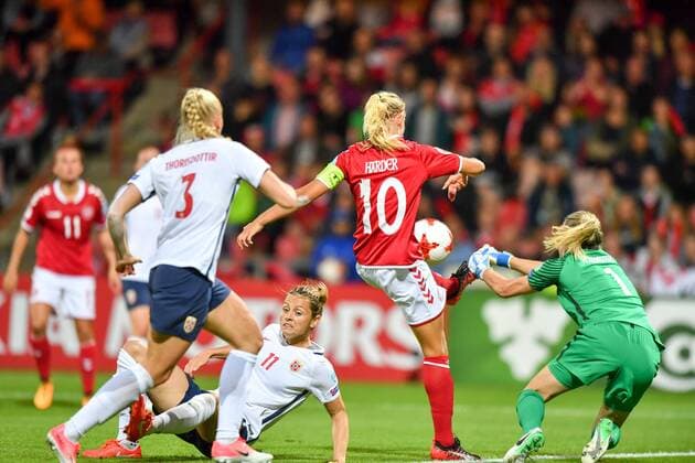 Fußball, Frauen EM, Norwegen - Dänemark Pernille Harder (Daenemark, Denmark) (10) kann den Ball nicht verwerten , Ingrid Hjelmseth (Hjelmseth, Torwart, Norwegen,Norway) (1) ist schneller am Ball, Fussball, UEFA Women s EURO 2017, Norwegen - Dänemark, xmkx