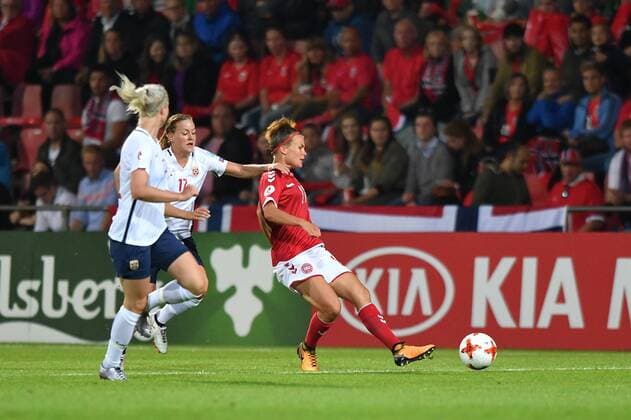 Fußball, Frauen EM, Norwegen - Dänemark Katrine Veje (Daenemark, Denmark) (11) spielt den Ball tief , wird von Kristine Minde (Minde, Norwegen, Norway) (17) gezogen, Fussball, UEFA Women s EURO 2017, Norwegen - Dänemark, xmkx