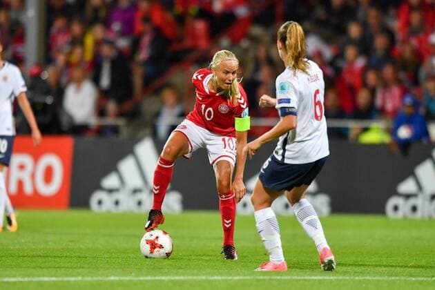 Fußball, Frauen EM, Norwegen - Dänemark Pernille Harder (Daenemark, Denmark) (10) stoppt den Ball vor Maren Naevdal Mjelde (Mjelde, Norwegen, Norway) (6), Fussball, UEFA Women s EURO 2017, Norwegen - Dänemark, xmkx
