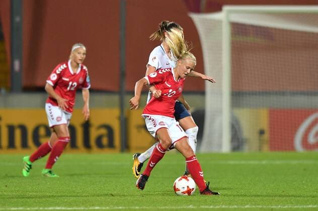 Fußball, Frauen EM, Norwegen - Dänemark Caroline Graham Hansen (Graham, Norwegen, Norway) (10) hält Pernille Harder (Daenemark, Denmark) (10), Fussball, UEFA Women s EURO 2017, Norwegen - Dänemark, xmkx