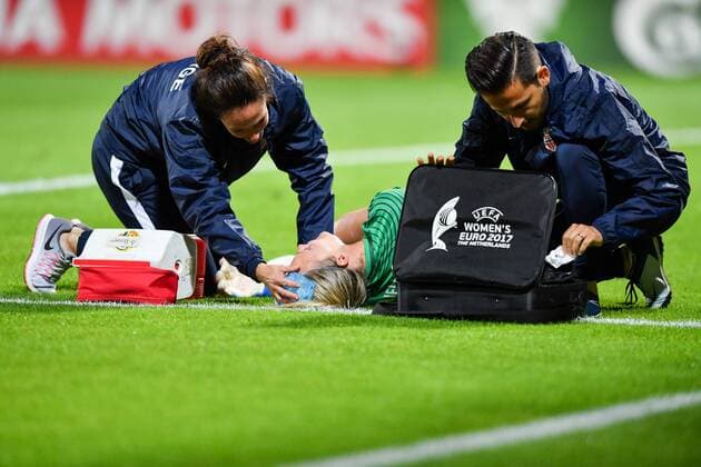 Fußball, Frauen EM, Norwegen - Dänemark Ingrid Hjelmseth (Hjelmseth, Torwart, Norwegen,Norway) (1) verletzt sich und wird auf dem Feld behandelt, Fussball, UEFA Women s EURO 2017, Norwegen - Dänemark, xmkx