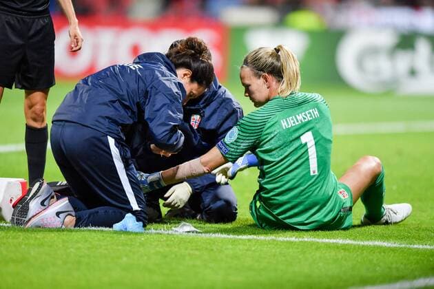 Fußball, Frauen EM, Norwegen - Dänemark Ingrid Hjelmseth (Hjelmseth, Torwart, Norwegen,Norway) (1) wird nach Behandlung bandagiert, Fussball, UEFA Women s EURO 2017, Norwegen - Dänemark, xmkx