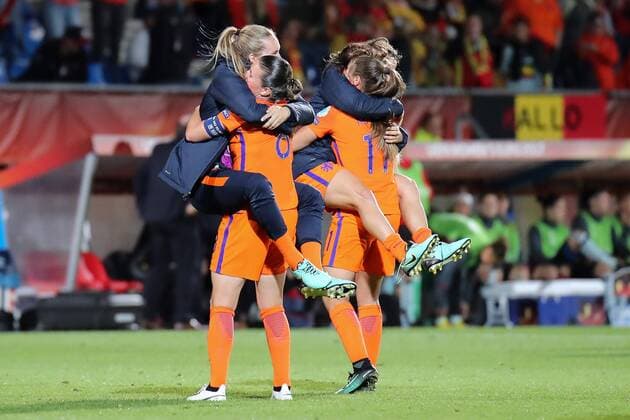 Spielerinnen aus den Niederlanden (Holland), niederländische (holländische) Fußballerinnen, Jubel nach dem Schlusspfiff, Sieg, Sieger, Gewinner, jubelt, jubeln, Freude, optimistisch, Action, Aktion, Fussball, UEFA Women s EURO 2017, Belgien - Niederlande, xozx