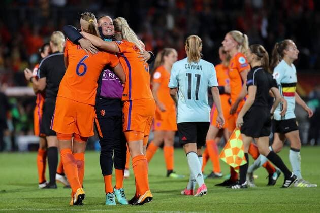 Spielerinnen aus den Niederlanden (Holland), niederländische (holländische) Fußballerinnen, Jubel nach dem Schlusspfiff, Sieg, Sieger, Gewinner, jubelt, jubeln, Freude, optimistisch, Action, Aktion, Fussball, UEFA Women s EURO 2017, Belgien - Niederlande, xozx