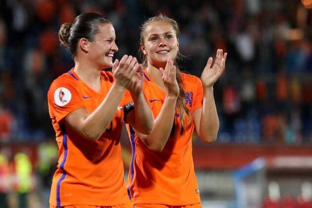v.li.: Sherida Spitse (Holland, 8), Lieke Martens (Holland, 11), Jubel nach dem Schlusspfiff, Sieg, Sieger, Gewinner, jubelt, jubeln, Freude, optimistisch, Action, Aktion, Fussball, UEFA Women s EURO 2017, Belgien - Niederlande, xozx