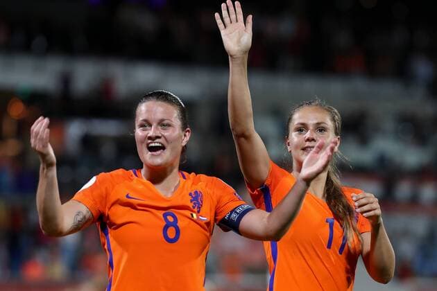 v.li.: Sherida Spitse (Holland, 8), Lieke Martens (Holland, 11), Jubel nach dem Schlusspfiff, Sieg, Sieger, Gewinner, jubelt, jubeln, Freude, optimistisch, Action, Aktion, Fussball, UEFA Women s EURO 2017, Belgien - Niederlande, xozx