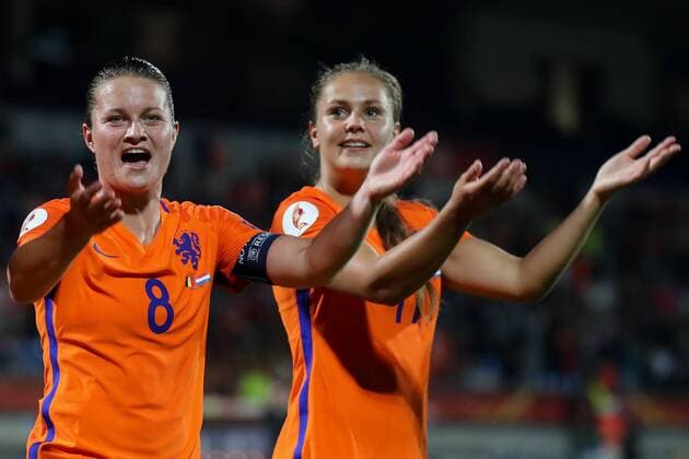 v.li.: Sherida Spitse (Holland, 8), Lieke Martens (Holland, 11), Jubel nach dem Schlusspfiff, Sieg, Sieger, Gewinner, jubelt, jubeln, Freude, optimistisch, Action, Aktion, Fussball, UEFA Women s EURO 2017, Belgien - Niederlande, xozx