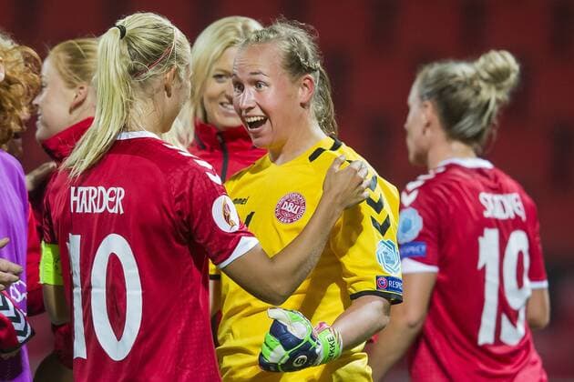 DEVENTER - 24-07-2017, EK Vrouwenvoetbal 2017, Women s Euro 2017, Stadion De Adelaarshorst, Groepswedstrijd Noorwegen - Denemarken, uitslag 0-1, Denemarken keeper Stina Lykke Petersen (m) viert de overwinning met Denemarken speelster Pernille Harder (l) en Denemarken speelster Cecilie Sandvej (r) Noorwegen - Denemarken  x1654853x