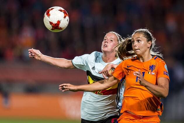 TILBURG - 24-07-2017. EK vrouwenvoetbal, Woman s Euro 2017, groepswedstrijd Belgie - Nederland. Kopduel met (L-R) Laura Deloose en Lieke Martens. Belgie - Nederland  x1654855x