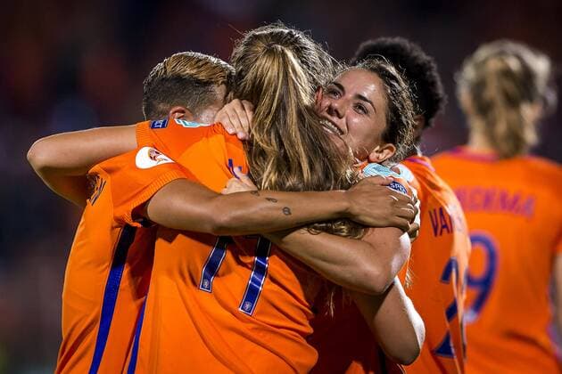 TILBURG - 24-07-2017. EK vrouwenvoetbal, Woman s Euro 2017, groepswedstrijd Belgie - Nederland. Danielle van de Donk omhelst Lieke Martens na de 1-2. Belgie - Nederland  x1654856x