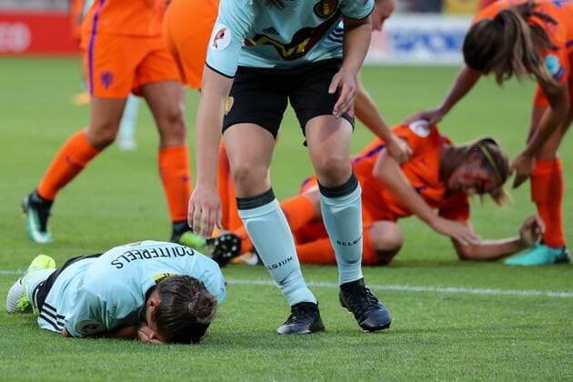 Bilder des Tages - SPORT v.li.: Maud Coutereels (Belgien, 4) und Anouk Dekker (Holland, 6) bleiben nach ihrem Zusammenprall benommen liegen, blutige Platzwunde, Zusammenstoß, Fussball, UEFA Women s EURO 2017, Belgien - Niederlande, xozx