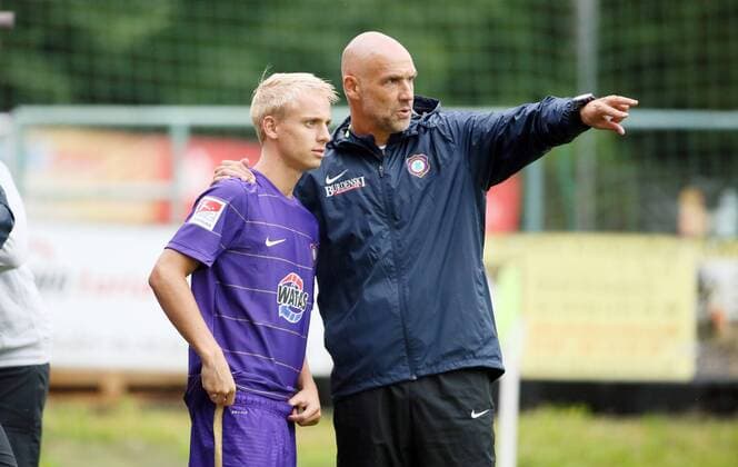 Auerbach, 24.07.2017, VfB-Stadion, Fußball, Testspiel, VfB Auerbach vs. FC Erzgebirge Aue 1:1 (0:1) , Im Bild von links; Vincent Michl (Aue) und Trainer Thomas Letsch (Aue). ,