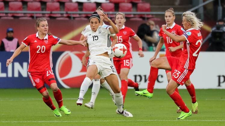 v.li.: Margarita Chernomyrdina (Russland, 20), Sara Doorsoun (DFB-Frauen, 15), Elena Morozova (Russland, 23), Zweikampf, Duell, duel, tackle, tackling, Dynamik, Action, Aktion, Fussball, UEFA Women s EURO 2017, Russland - Deutschland, xozx