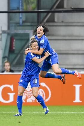 170725 Italiens Martina Rosucci och Daniela Sabatino jublar efter 0-1 i matchen mellan Sverige och Italien under dag 10 av fotbolls-EM den 25 juli 2017 i Doetinchem.  Copyright: CARLxSANDIN BB170725CS028