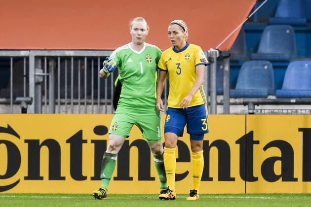 170725 Sveriges malvakt Hedvig Lindahl och Linda Sembrant deppar efter Italiens ledningsmal 0-1 i matchen mellan Sverige och Italien under dag 10 av fotbolls-EM den 25 juli 2017 i Doetinchem.  Copyright: CARLxSANDIN BB170725CS030
