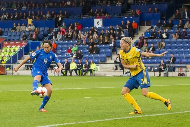 DOETINCHEM - 25-07-2017, EK Vrouwenvoetbal 2017, Women s Euro 2017, Stadion De Vijverberg, Groepswedstrijd Zweden - Italie, Italie speelster Daniela Sabatino (r) scoort de 0-1, Zweden speelster Linda Sembrant (r) is te laat Zweden - Italie  x1655188x