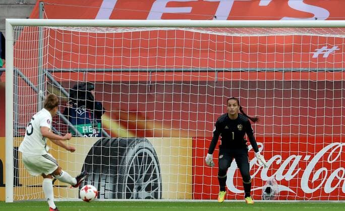 Niederlande, Utrecht, Stadion Galgenwaard, 25.07.2017, Fußball, UEFA WEURO, Russland - Deutschland Bild: Babett Peter (Deutschland, 5) lk. erzielt per Strafstoß das 1:0, Goalkeeper Tatiana Shcherbak (Russia, 1) ist machtlos Copyright: HMBxMedia xHeikoxBecker
