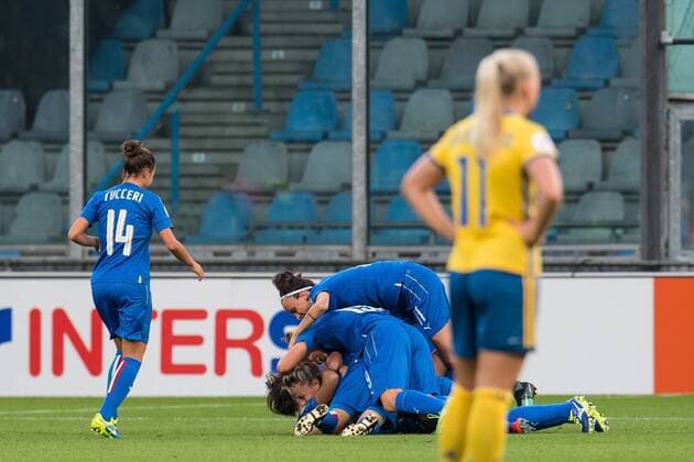 Italy celebrate the goal of Daniela Sabatino of Italy Women during the UEFA WEURO 2017 Group B group stage match between Sweden and Italy at the Vijverberg stadium on July 25, 2017 in Doetinchem, The Netherlands Women: Sweden v Italy UEFA WEURO 2017 2017 2018 xVIxVIxImagesx xGerritxvanxKeulenxIVx 8309994