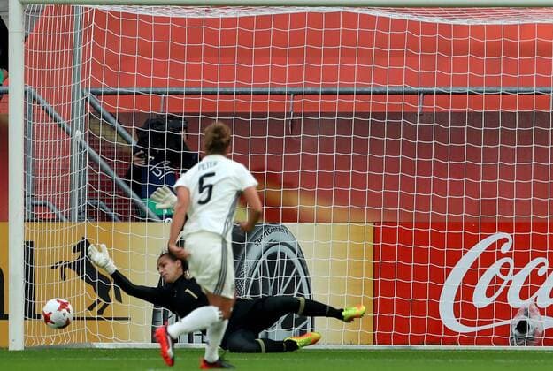 Niederlande, Utrecht, Stadion Galgenwaard, 25.07.2017, Fußball, UEFA WEURO, Russland - Deutschland Bild: Babett Peter (Deutschland, 5) lk. erzielt per Strafstoß das 1:0, Goalkeeper Tatiana Shcherbak (Russia, 1) ist machtlos Copyright: HMBxMedia xHeikoxBecker