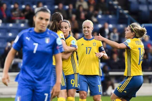 170725 Sveriges Lotta Schelin jublar med Kosovare Asllani, Caroline Seger och Hanna Folkesson efter 1-1 pa straff i matchen mellan Sverige och Italien under dag 10 av fotbolls-EM den 25 juli 2017 i Doetinchem.  Copyright: CARLxSANDIN BB170725CS038