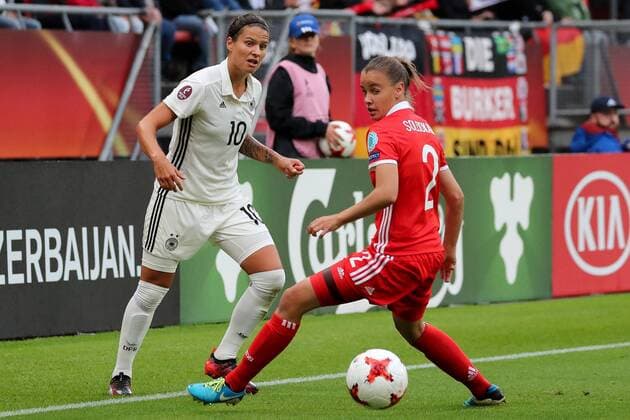 v.li.: Dzsenifer Marozsan (DFB-Frauen, 10), Natalya Solodkaya (Russland, 2), Zweikampf, Duell, duel, tackle, tackling, Dynamik, Action, Aktion, Fussball, UEFA Women s EURO 2017, Russland - Deutschland, xozx
