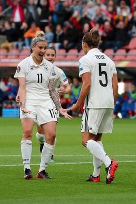 v.li.: Anja Mittag (DFB-Frauen, 11) und Torschützin Babett Peter (DFB-Frauen, 5), jubeln über das Tor zum 0:1, Jubel, Torjubel, Torerfolg, celebrate the goal, goal, celebration, Jubel ueber das Tor, optimistisch, Action, Aktion, Fussball, UEFA Women s EURO 2017, Russland - Deutschland, xozx