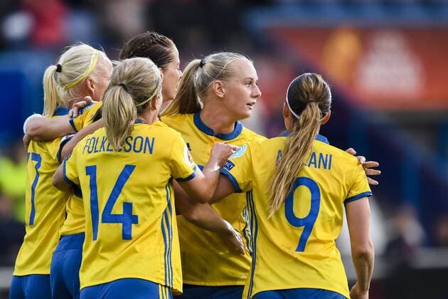 170725 Sveriges Stina Blackstenius jublar med Lotta Schelin gör 1-1 pa straff i matchen mellan Sverige och Italien under dag 10 av fotbolls-EM den 25 juli 2017 i Doetinchem.  Copyright: CARLxSANDIN BB170725CS041