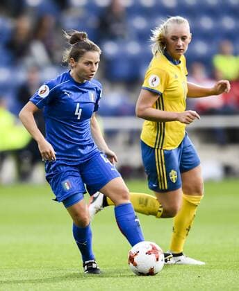 170725 Italiens Daniela Stracchi och Sveriges Stina Blackstenius i matchen mellan Sverige och Italien under dag 10 av fotbolls-EM den 25 juli 2017 i Doetinchem.  Copyright: CARLxSANDIN BB170725CS043