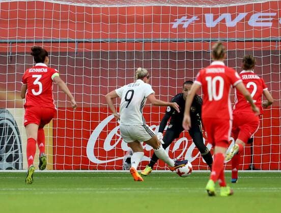 Niederlande, Utrecht, Stadion Galgenwaard, 25.07.2017, Fußball, UEFA WEURO, Russland - Deutschland Bild: Mandy Islacker (Deutschland, 9) m. mit einem Abseitstor Copyright: HMBxMedia xHeikoxBecker