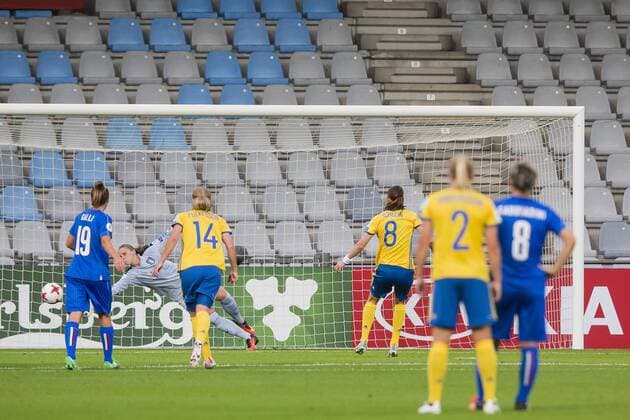 DOETINCHEM - 25-07-2017, EK Vrouwenvoetbal 2017, Women s Euro 2017, Stadion De Vijverberg, Groepswedstrijd Zweden - Italie, Zweden speelster Lotta Schelin (r) scoort de 1-1 uit een penalty langs Italie keeper Laura Giuliani (l) Zweden - Italie  x1655193x