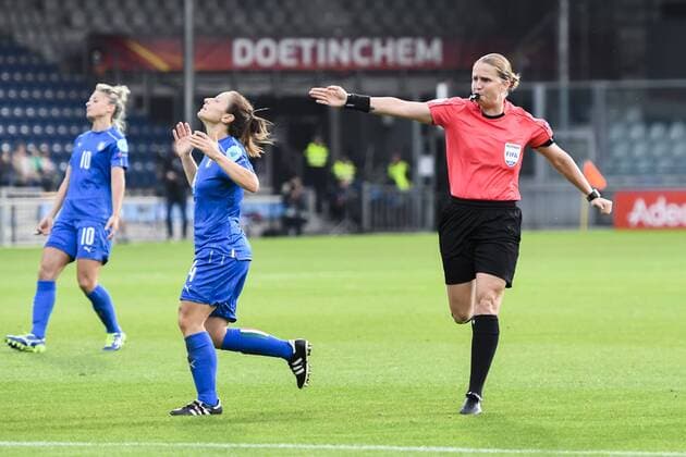 170725 Domare Esther Staubli dömmer straff till Sverige samtidigt som Italiens Daniela Stracchi deppar i matchen mellan Sverige och Italien under dag 10 av fotbolls-EM den 25 juli 2017 i Doetinchem.  Copyright: CARLxSANDIN BB170725CS048