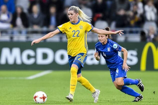 170725 Sveriges Olivia Schough och Italiens Daniela Stracchi i matchen mellan Sverige och Italien under dag 10 av fotbolls-EM den 25 juli 2017 i Doetinchem.  Copyright: CARLxSANDIN BB170725CS049