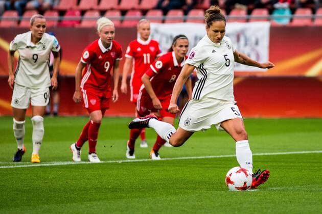 NLD, Tilburg, UEFA Women s Euro 2017, Russland (RUS) vs Deutschland (GER) 25.07.2017, Stadion Galgenwaard, Utrecht, NLD, Tilburg, UEFA Women s Euro 2017, Russland (RUS) vs Deutschland (GER), im Bild picture shows Babett Peter (Deutschland 5) (Germany 5) trifft per Elfmeter zum 1:0, nordphotox xRauch nph00251