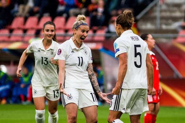 Bilder des Tages - SPORT NLD, Tilburg, UEFA Women s Euro 2017, Russland (RUS) vs Deutschland (GER) 25.07.2017, Stadion Galgenwaard, Utrecht, NLD, Tilburg, UEFA Women s Euro 2017, Russland (RUS) vs Deutschland (GER), im Bild picture shows Anja Mittag (Deutschland 11) (Germany 11) jubelt mit Babett Peter (Deutschland 5) (Germany 5), nordphotox xRauch nph00251